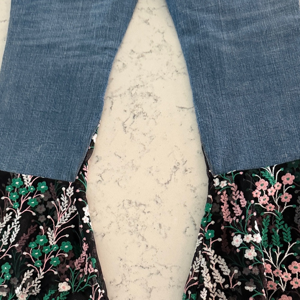 Floral Embroidered Blue Jeans by Pilcro size 28 - Picture 6 of 7